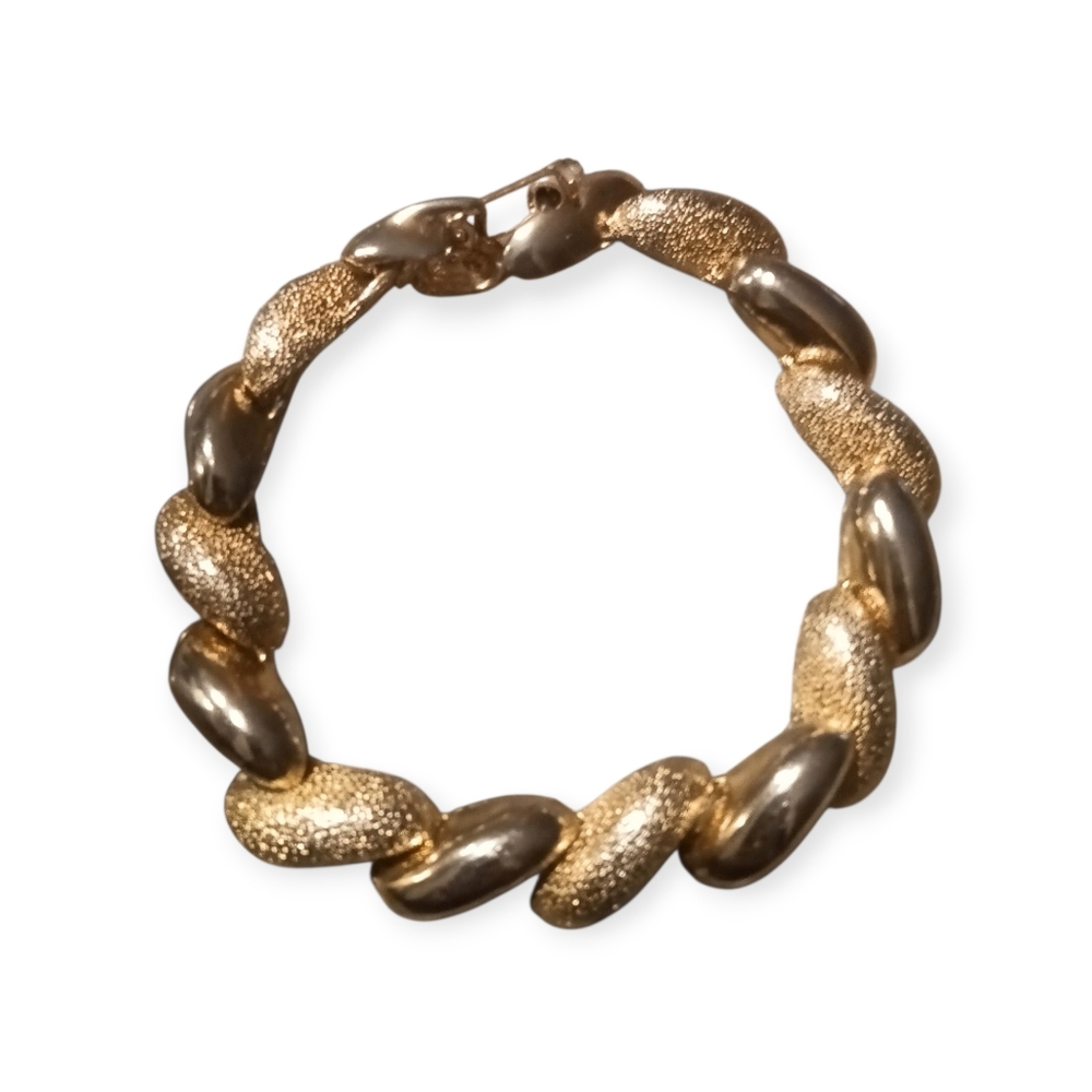 Vintage Gold Tone Textured & Smooth Link Bracelet USA Stamp 7" Clamp Snap - Picture 2 of 8